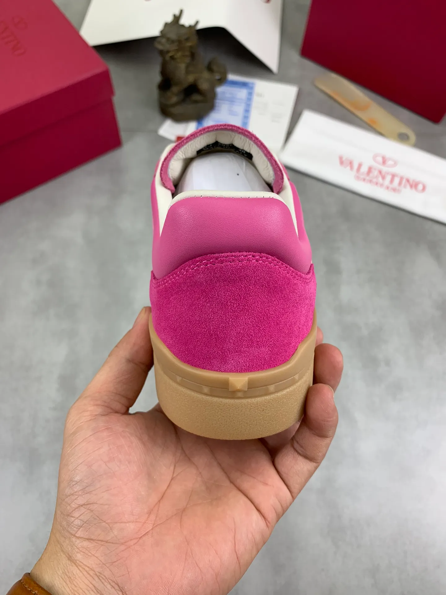 Men's Men's Shoes P520 New Couple Style Valentino Valentino 2025/UPVILLAGE Couple Casual Sports Shoes Moral Training Shoes 🆚Professional high-end, perfect replica, first-class quality, all made of original 1:1 materials, exclusive mold opening! 🎁Full set of high-end packaging at the counter ✔️Fabric: high mercerized cowhide ✔️Outsole: TPU material outsole ✔️Size: female 35-40 male 39-45 (female 41 male 38.46) 🆚All details are customized at 1:1 mold, striving for perfection!